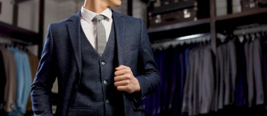 Opter pour un costume sur mesure pour se demarquer lors d une ceremonie